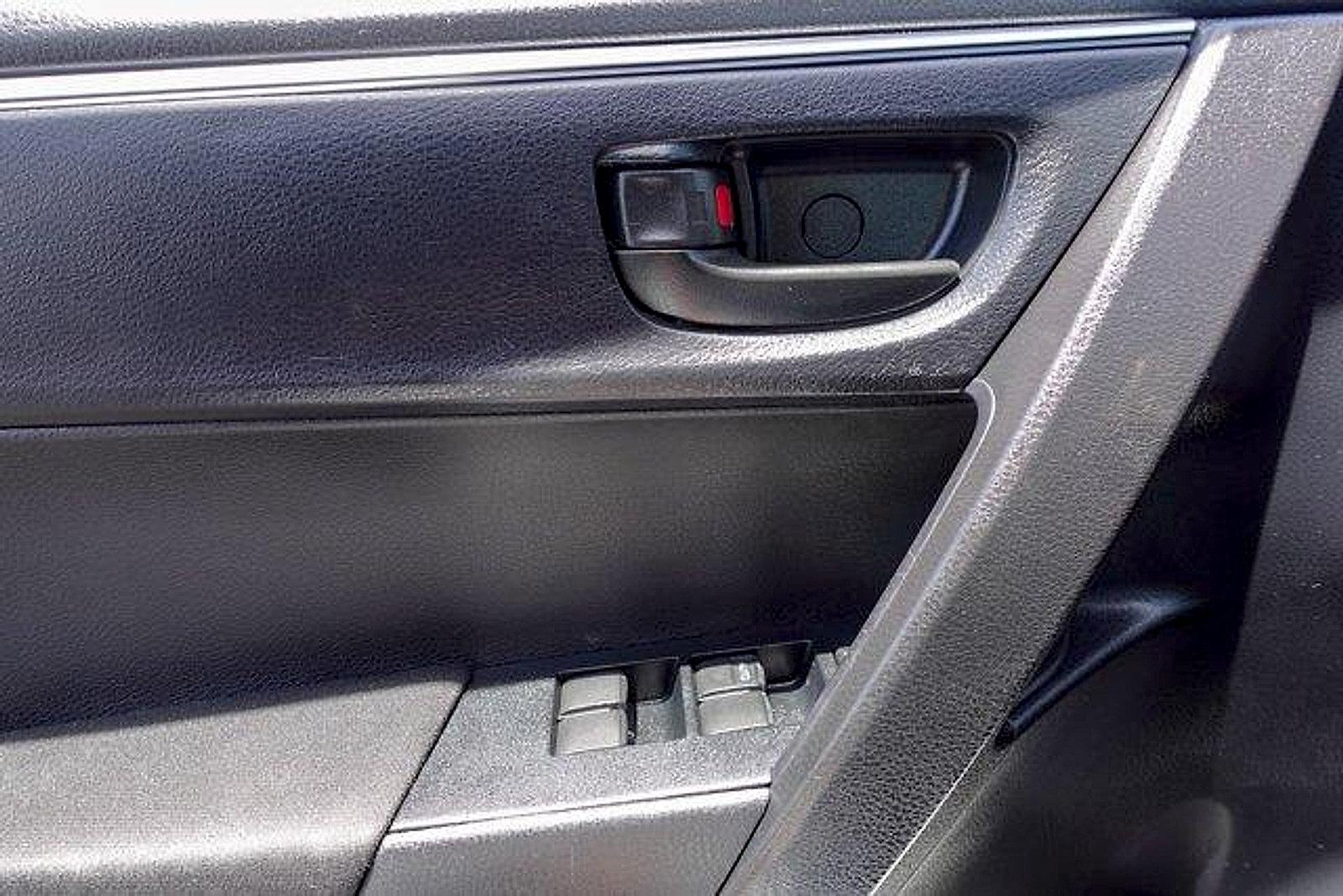 Used 2015 Toyota Corolla L FWD image 11