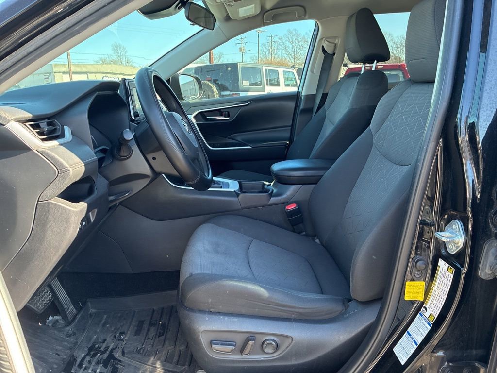 Used 2021 Toyota RAV4 XLE image 9