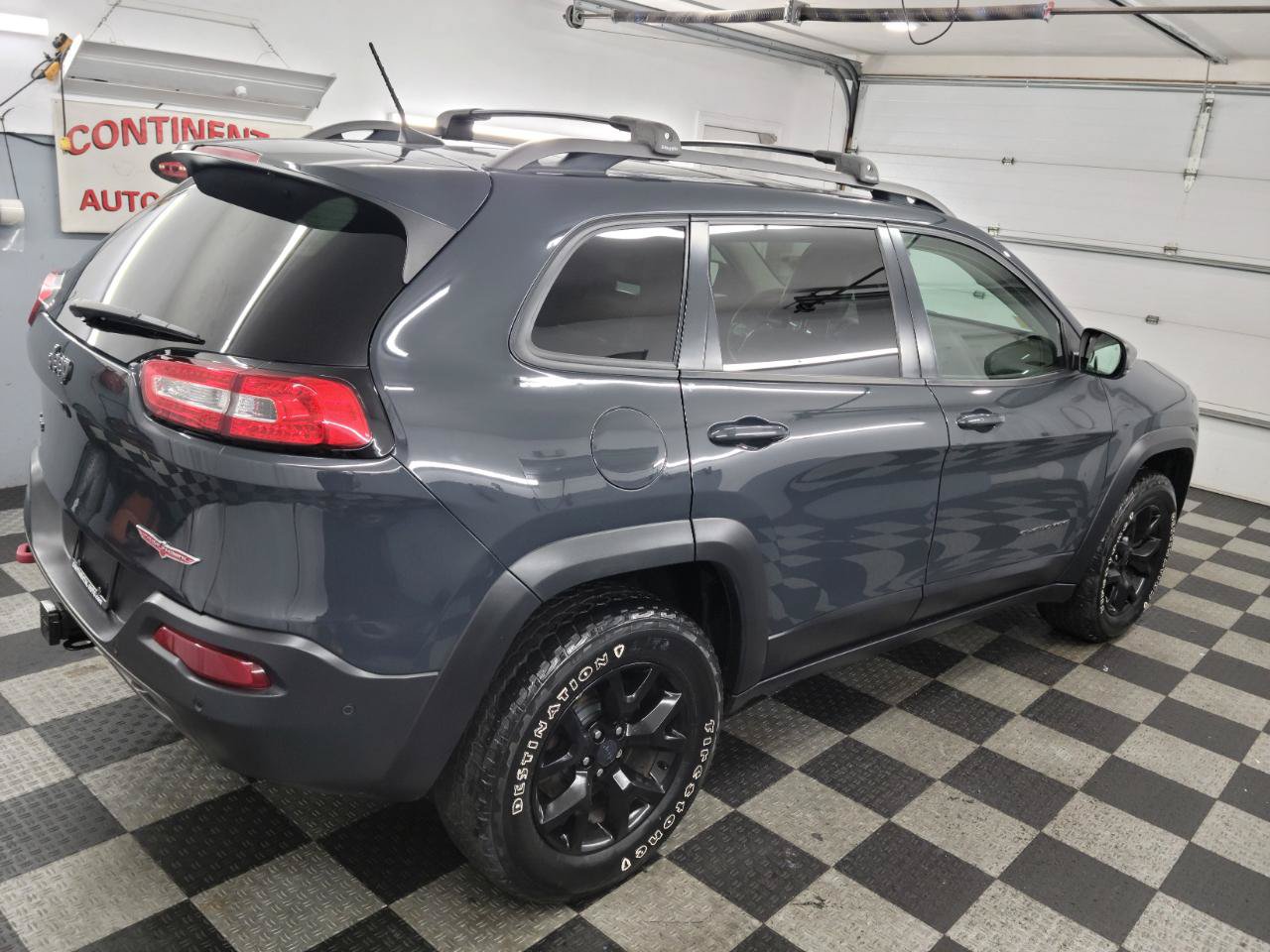 Used 2016 Jeep Cherokee Trailhawk w/ Comfort/Convenience Group AWD/4WD image 7