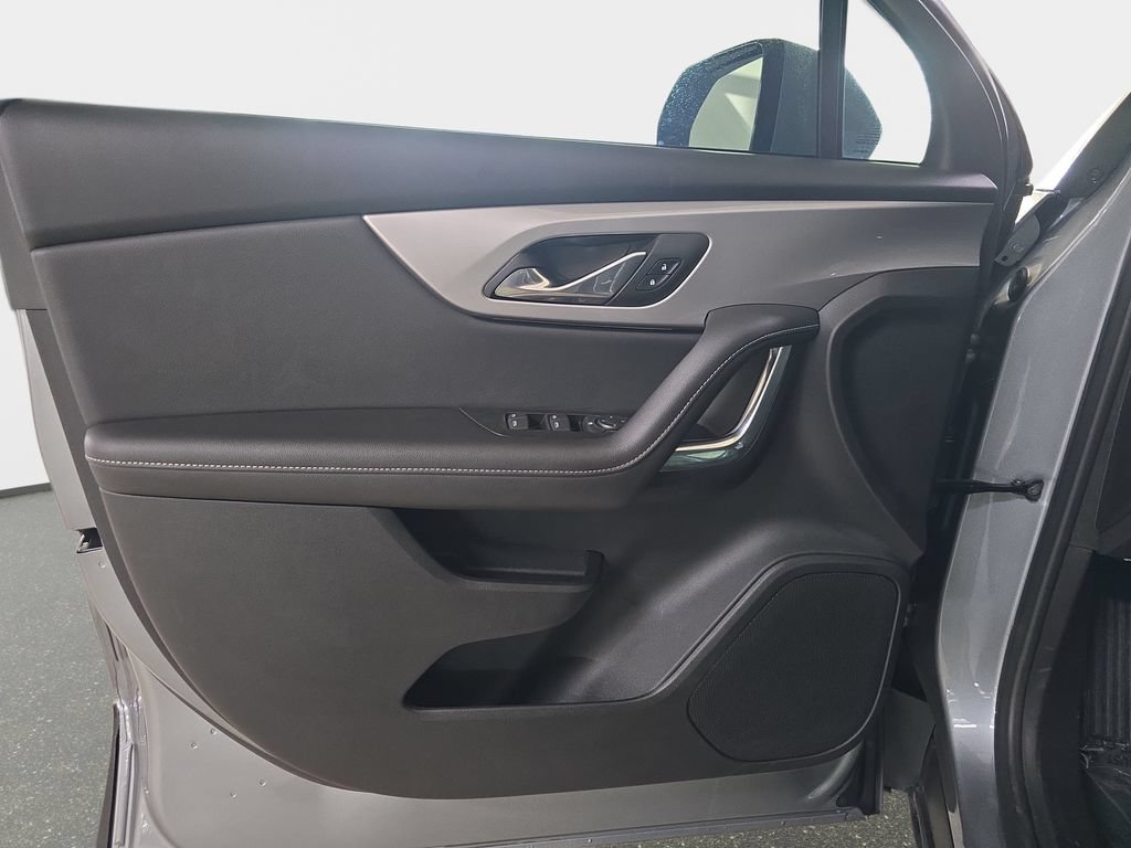 Used 2025 Chevrolet Blazer LT FWD image 27