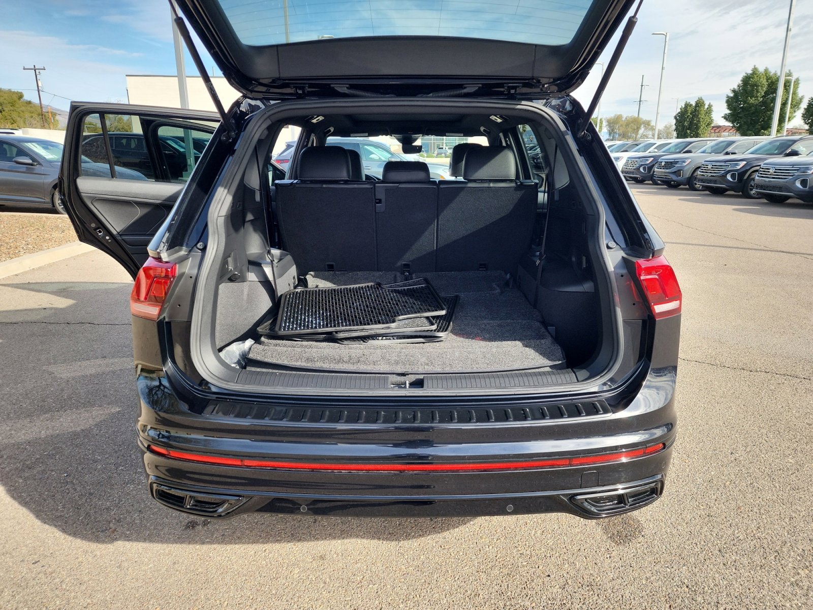 Certified 2023 Volkswagen Tiguan SE R-Line image 34