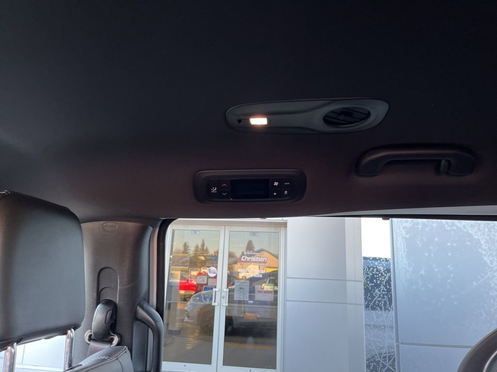 New 2026 Chrysler Pacifica Select w/ S Appearance Package image 11