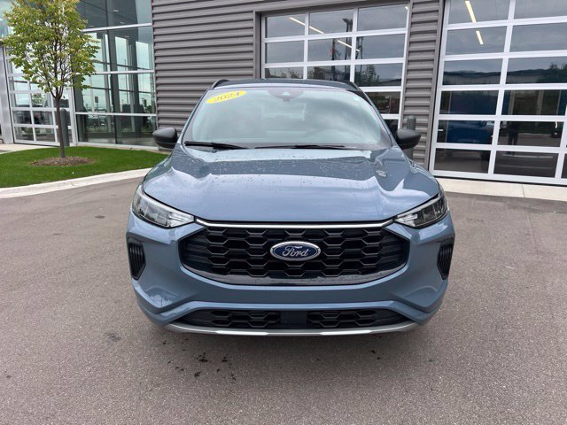 Used 2024 Ford Escape ST-Line w/ Tech Pack #1 AWD/4WD image 2