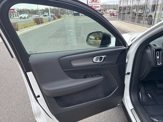 Certified 2025 Volvo XC40 B5 Plus AWD/4WD image 15
