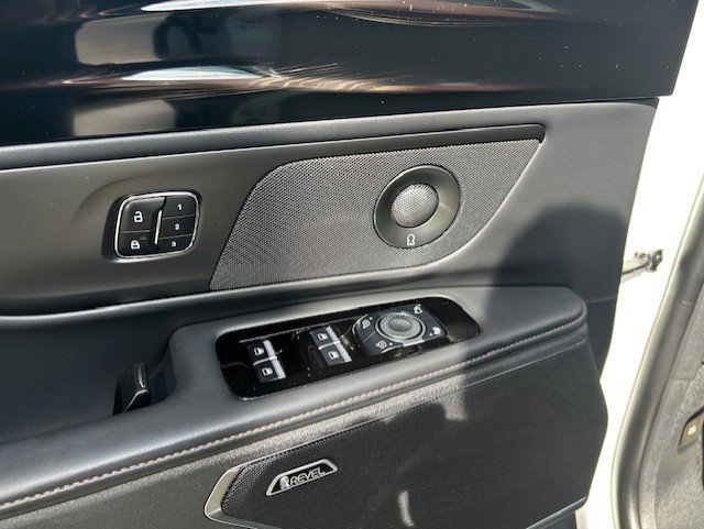 Used 2024 Lincoln Nautilus Reserve w/ Equipment Group 202A image 8