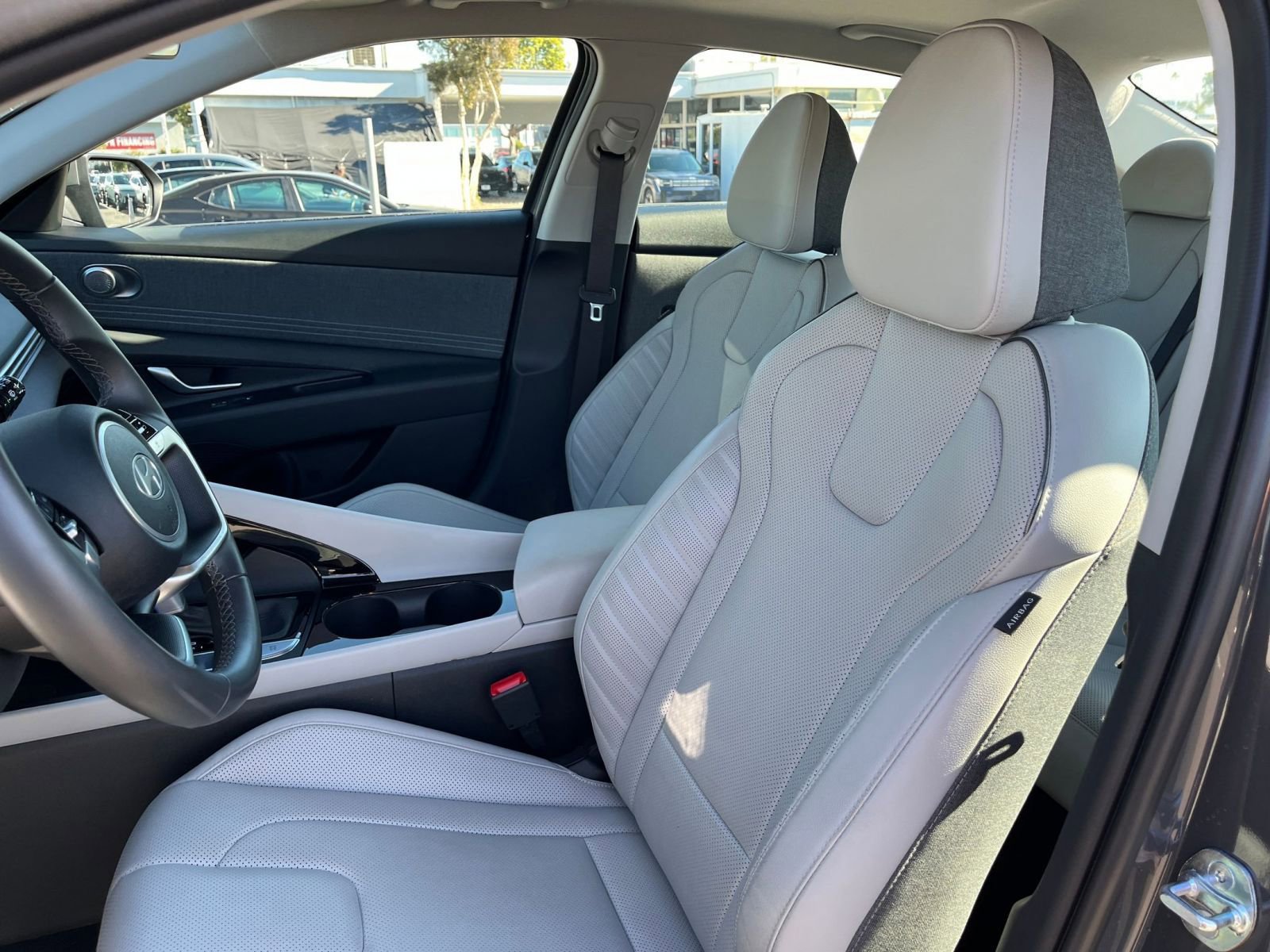 Used 2025 Hyundai Elantra Limited image 27