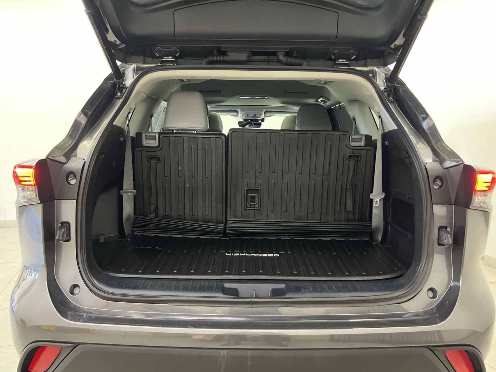 Used 2021 Toyota Highlander XLE image 25