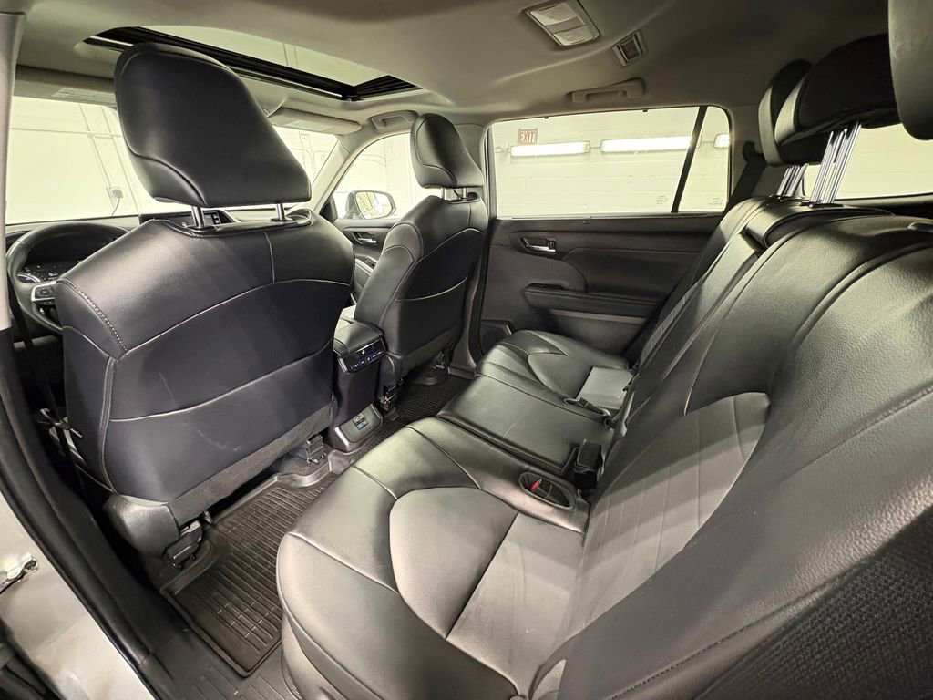 Used 2022 Toyota Highlander XLE image 25
