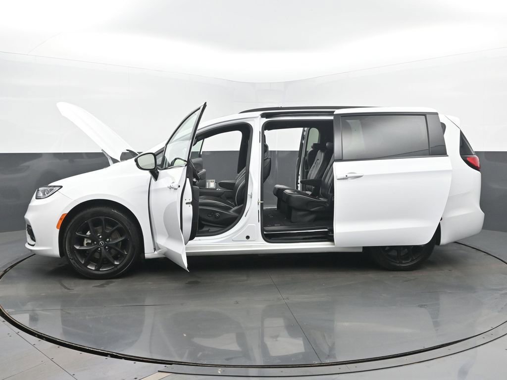 Used 2025 Chrysler Pacifica Limited image 55