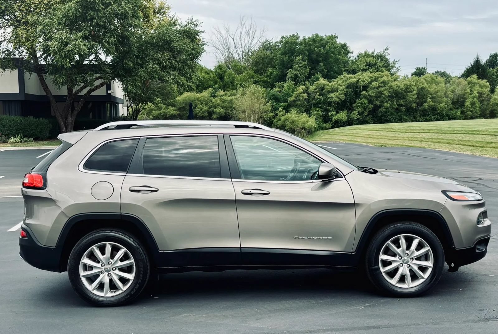 Used 2017 Jeep Cherokee Limited w/ Trailer Tow Group AWD/4WD image 2