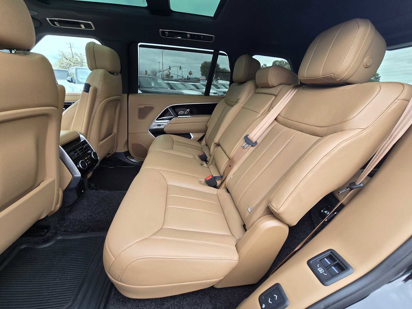 New 2025 Land Rover Range Rover Long Wheelbase SE image 23