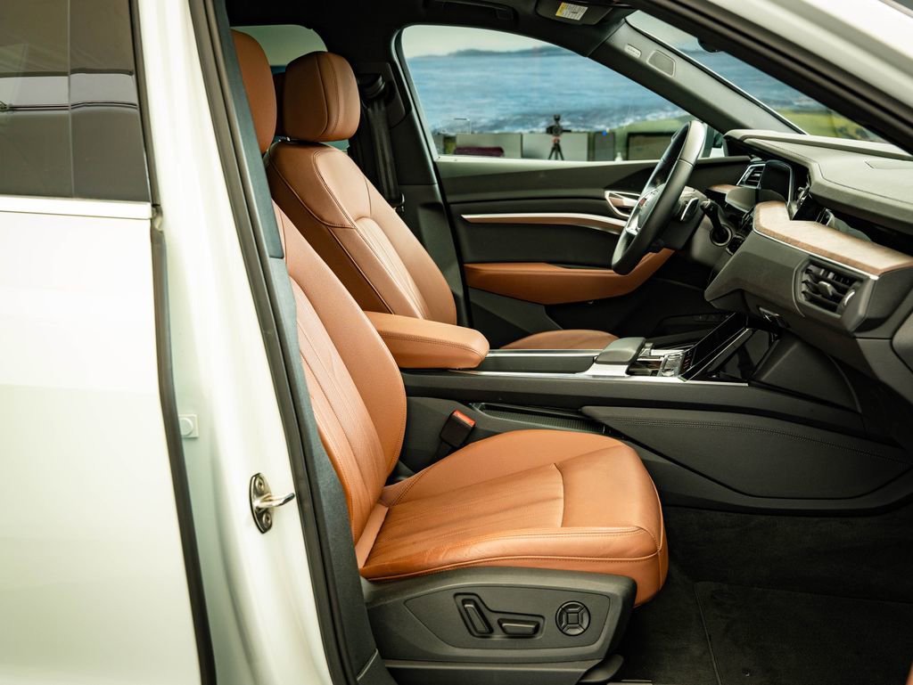 Used 2022 Audi e-tron Premium Plus w/ Premium Plus Package image 25