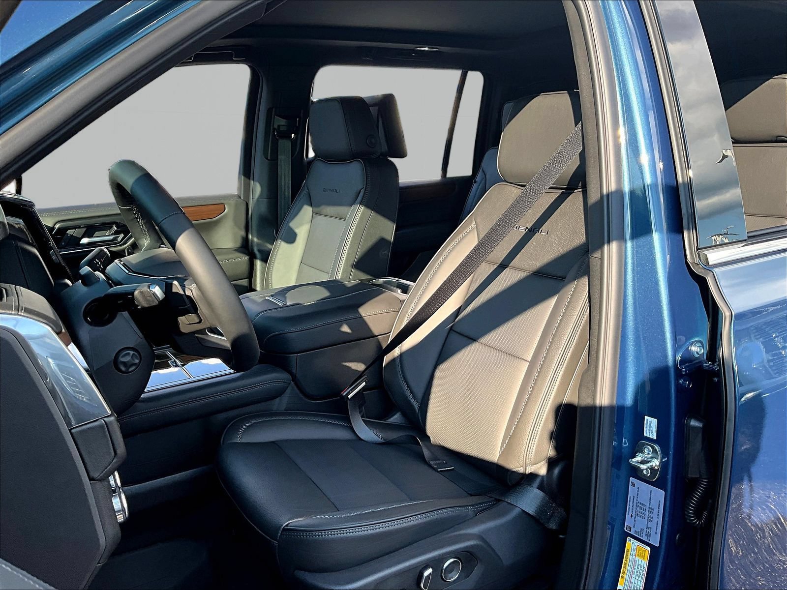 New 2026 GMC Yukon XL Denali w/ Denali Reserve Package AWD/4WD image 17
