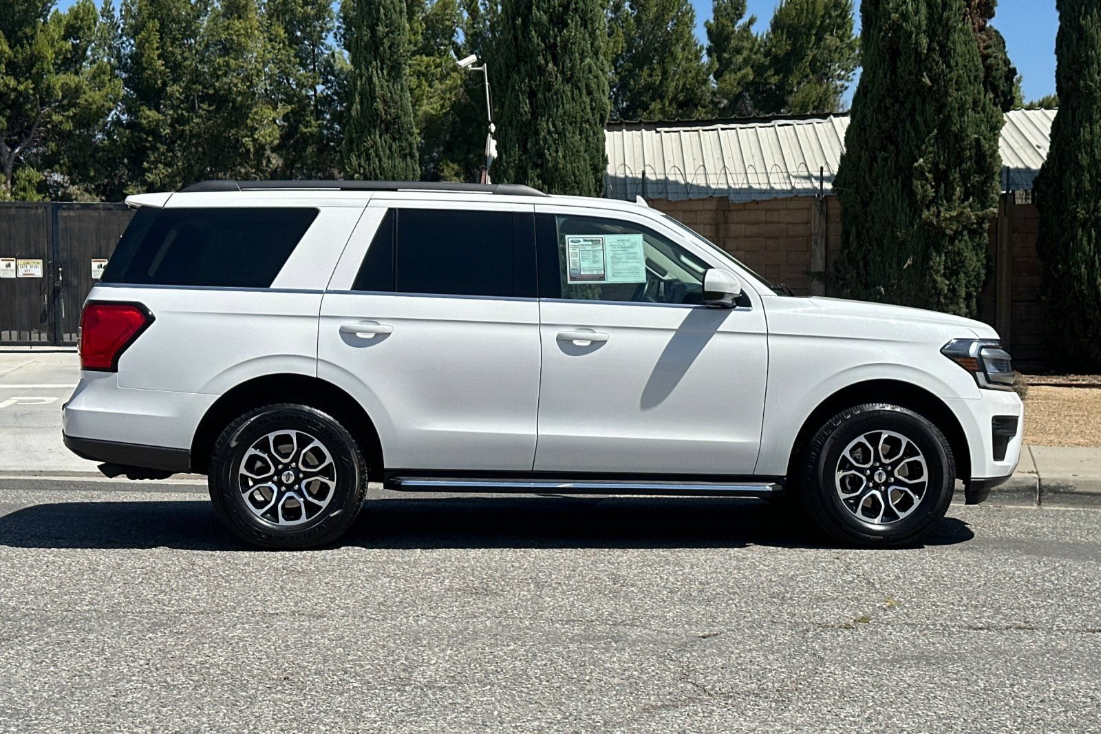 Used 2023 Ford Expedition XLT AWD/4WD image 3