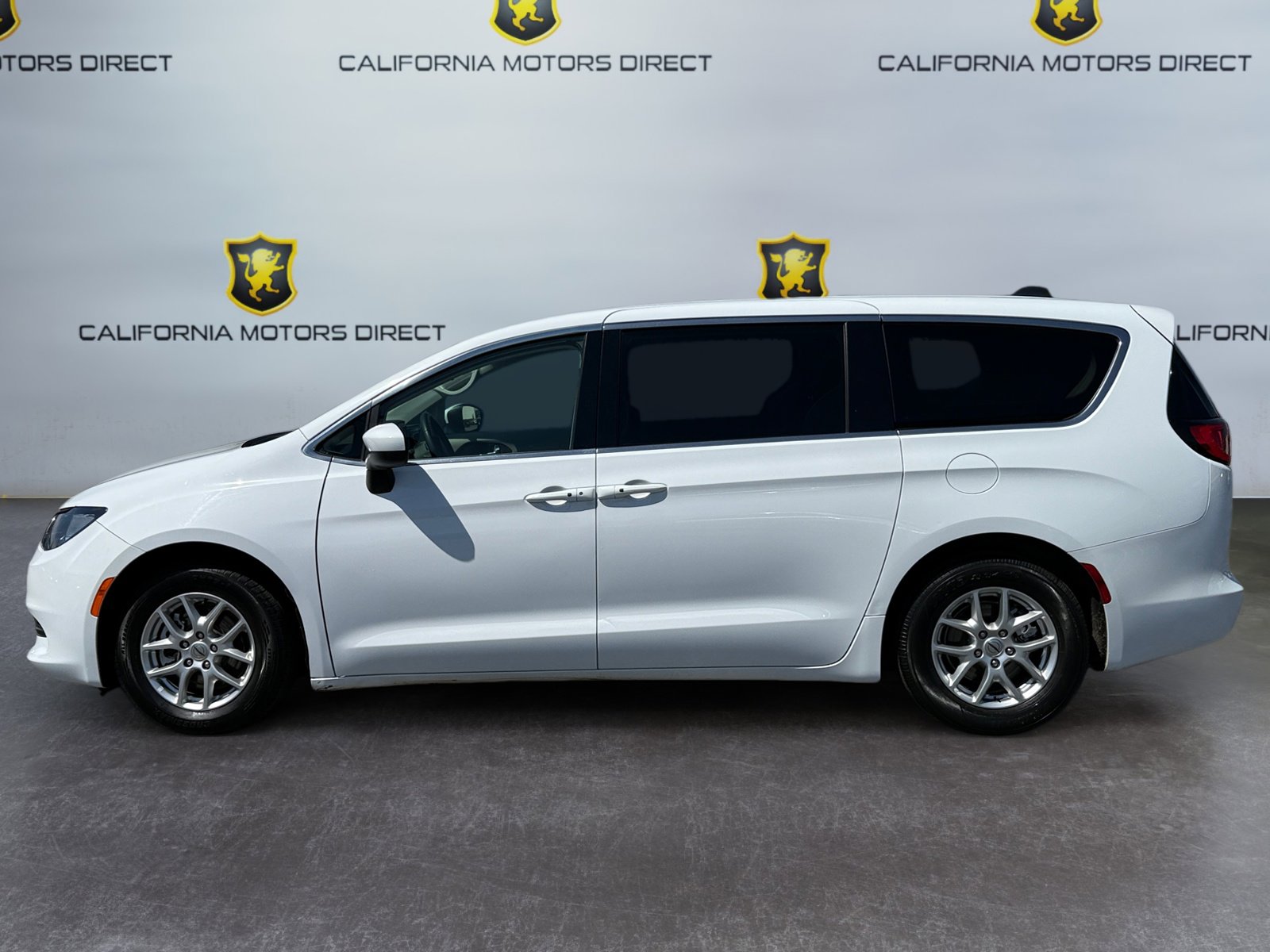 Used 2022 Chrysler Voyager LX FWD image 2