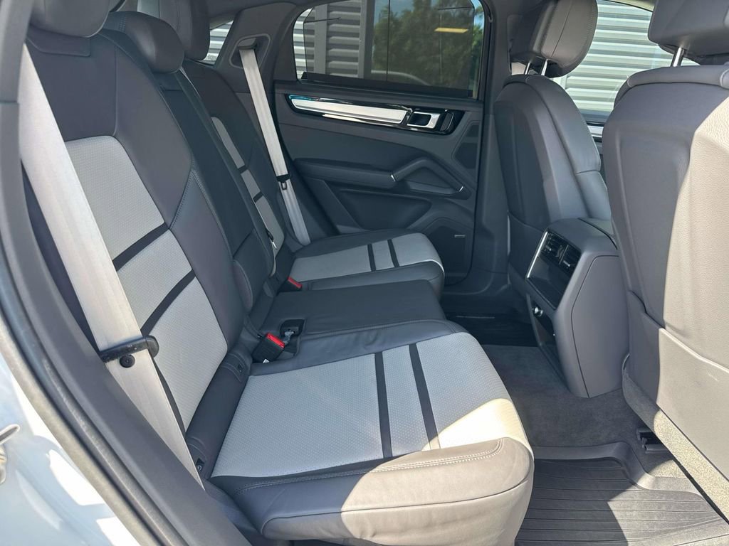 Certified 2022 Porsche Cayenne Platinum Edition image 14