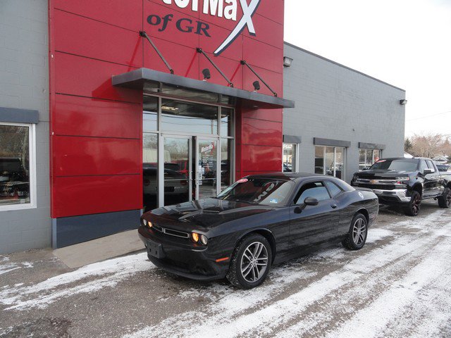 Used 2019 Dodge Challenger SXT image 1