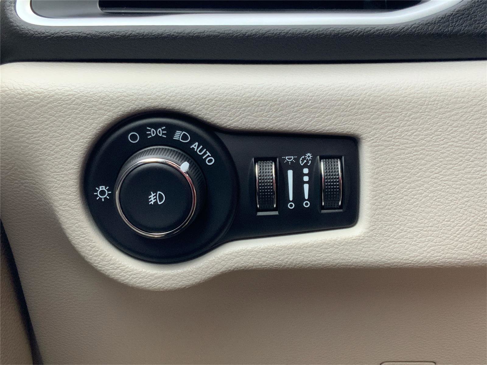 Used 2024 Chrysler Pacifica Touring-L FWD image 17