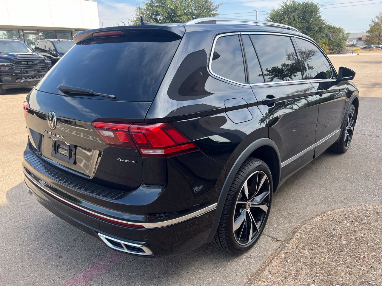 Used 2024 Volkswagen Tiguan SEL R-Line AWD/4WD image 4