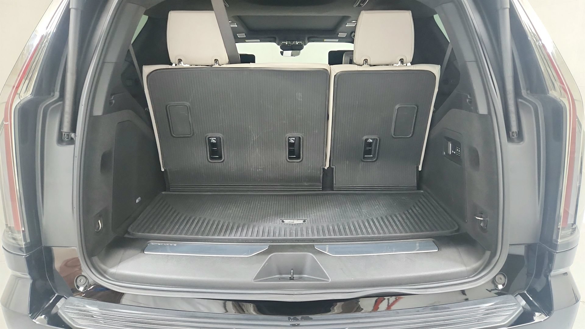 Certified 2025 Cadillac Escalade Sport Platinum w/ LPO, Floor Liner Package AWD/4WD image 25
