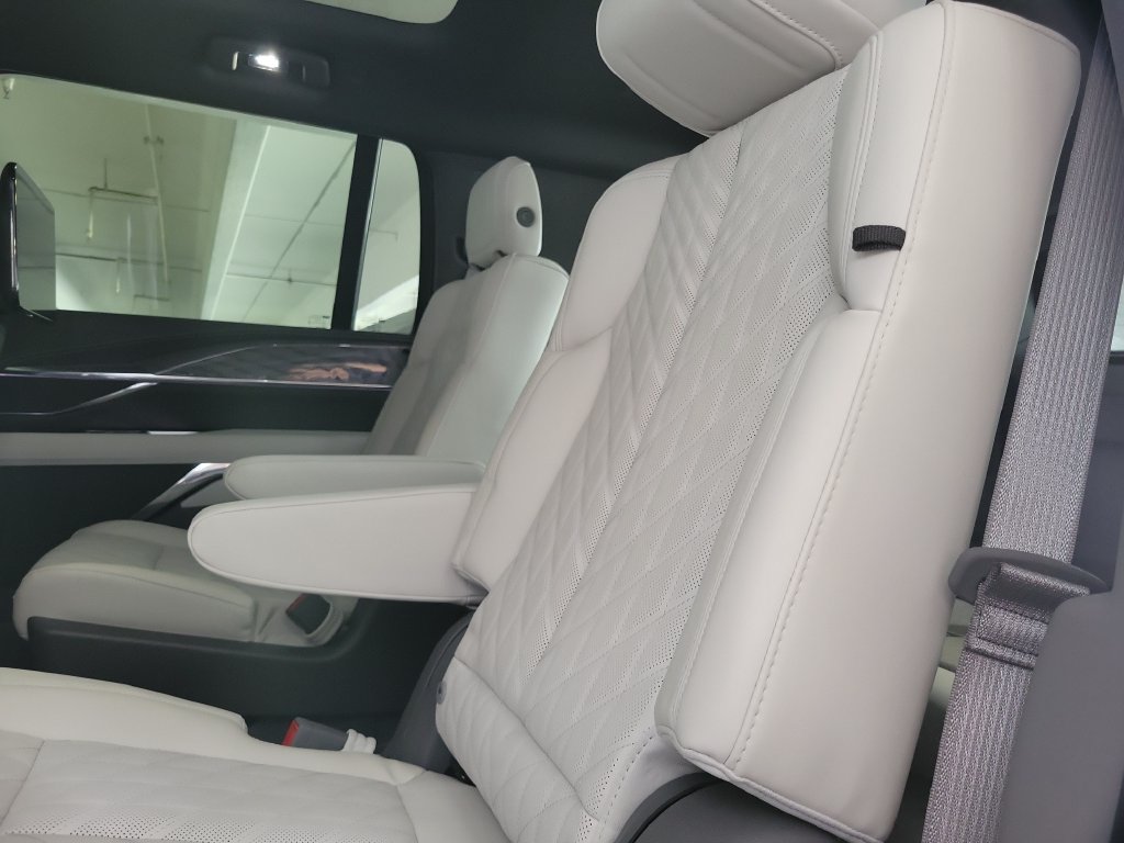 New 2026 Cadillac Escalade IQL Sport 1 w/ LPO, ONYX Package AWD/4WD image 7