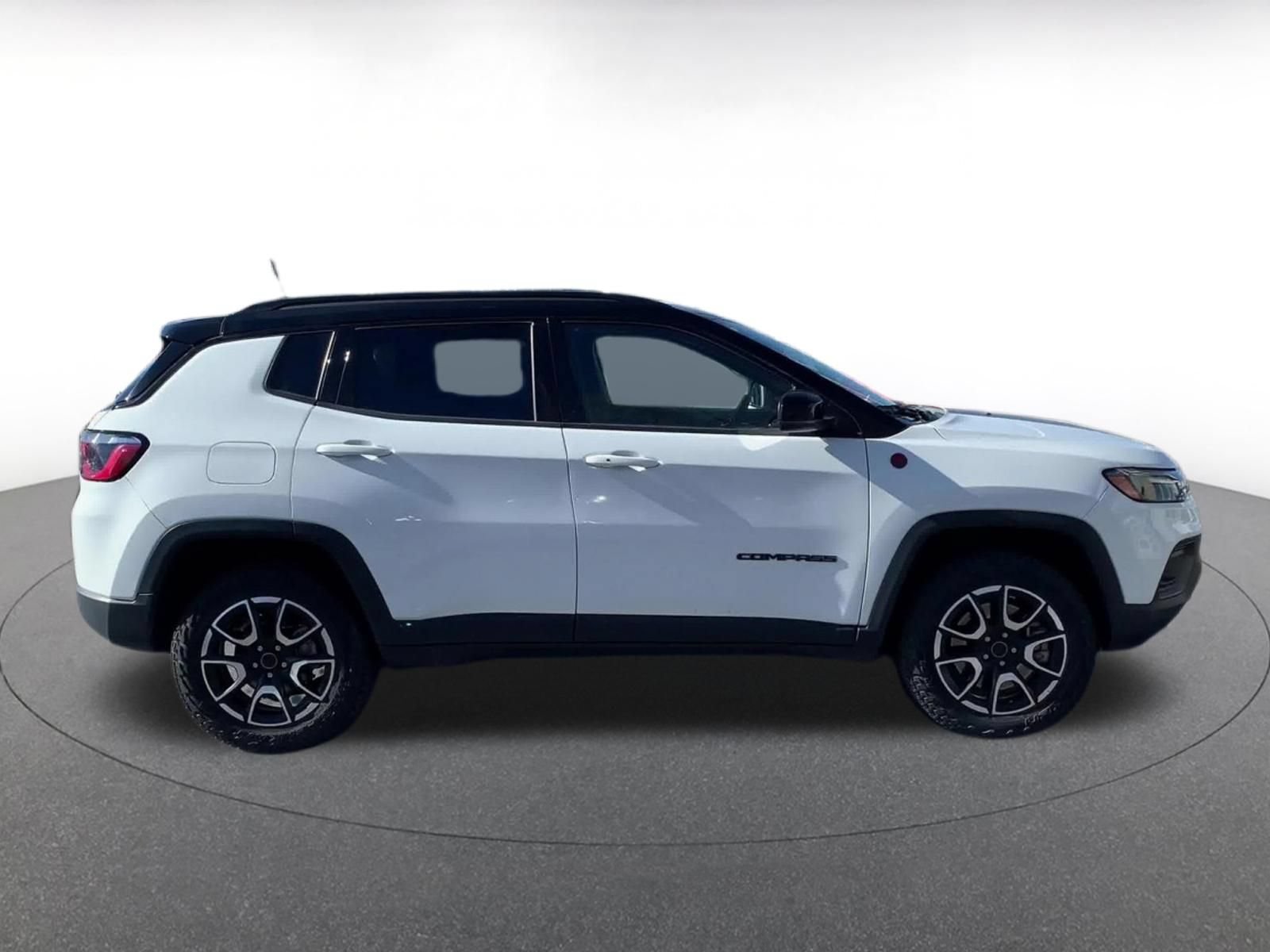 Used 2025 Jeep Compass Trailhawk AWD/4WD image 16