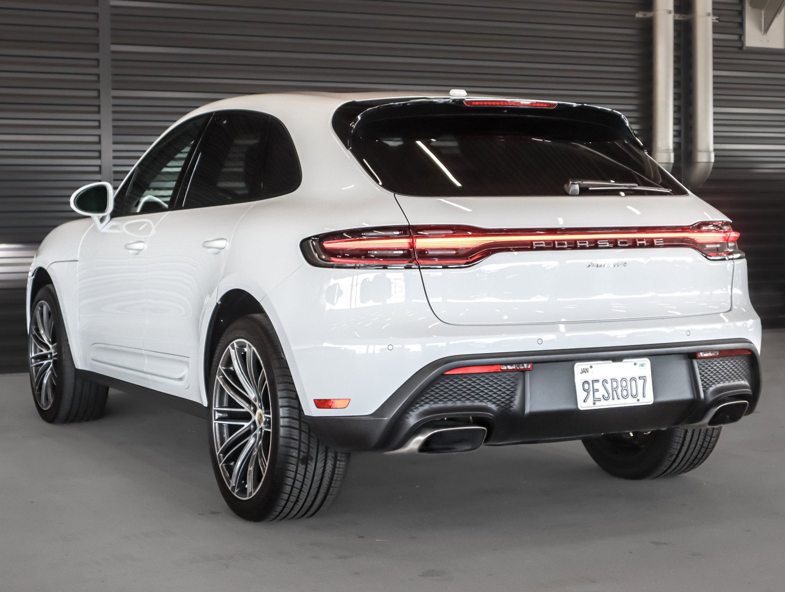 Certified 2023 Porsche Macan AWD/4WD image 3