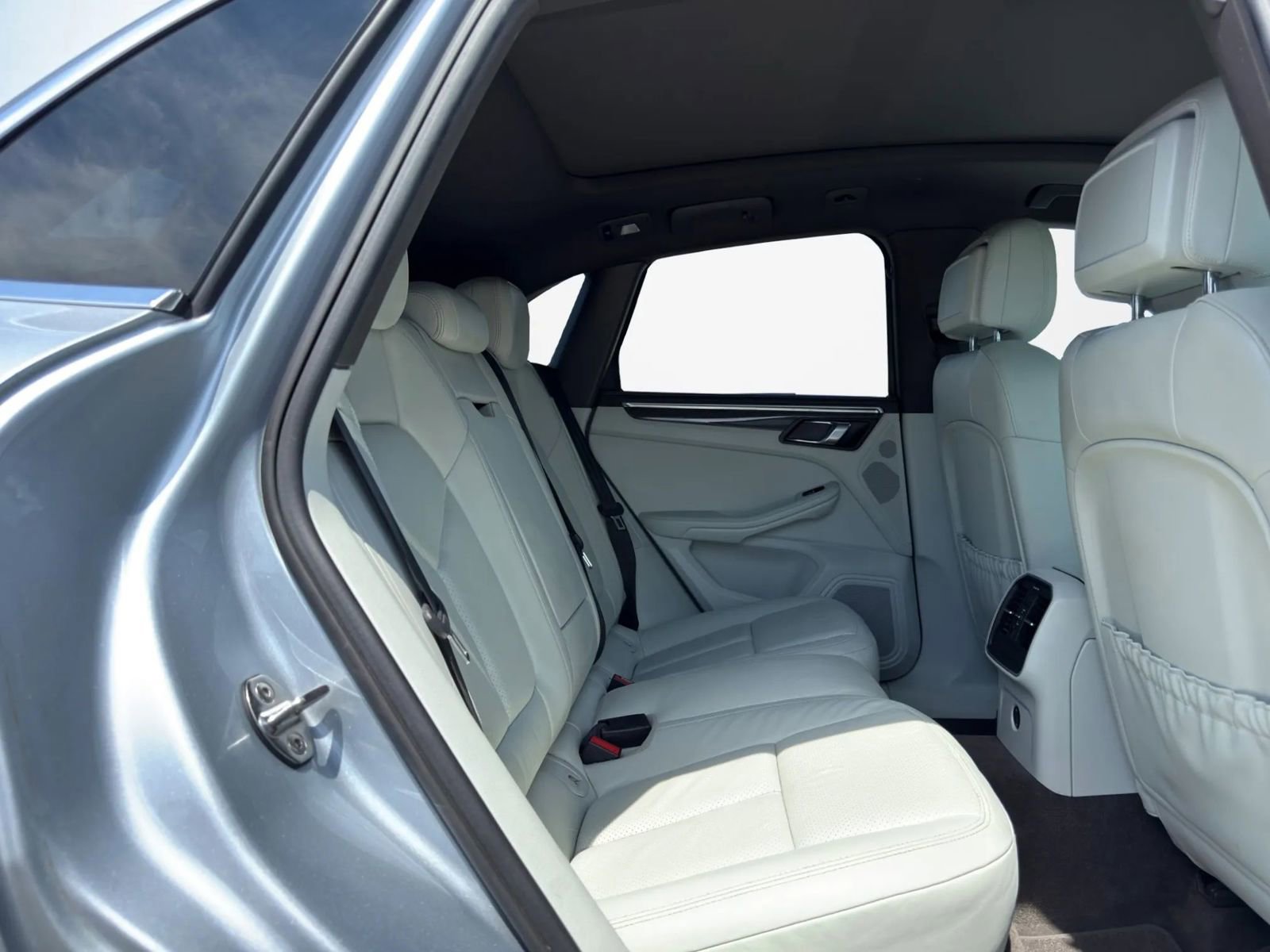 Used 2018 Porsche Macan S image 25