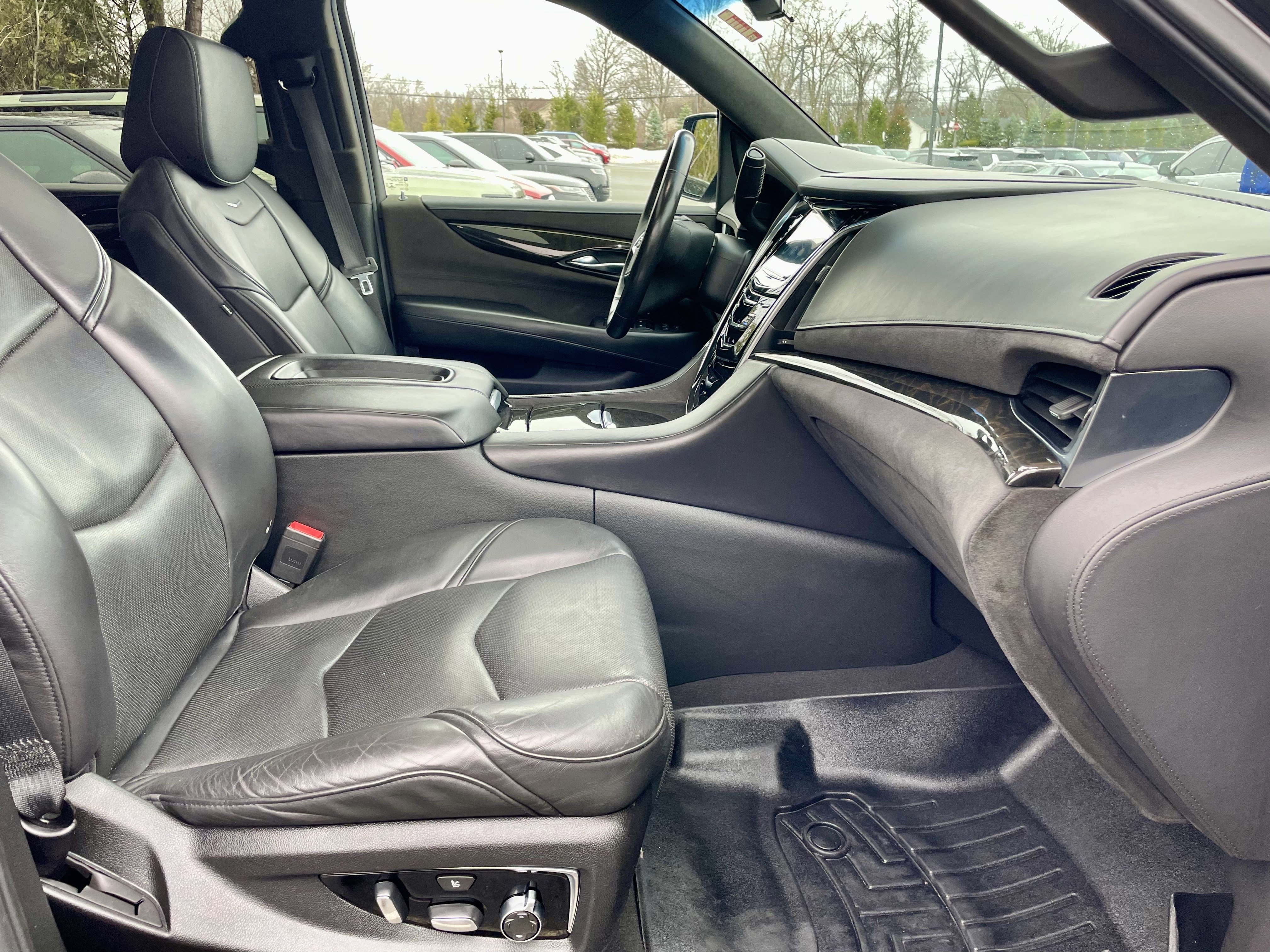 Used 2019 Cadillac Escalade ESV Platinum w/ Escalade Sport Edition image 15