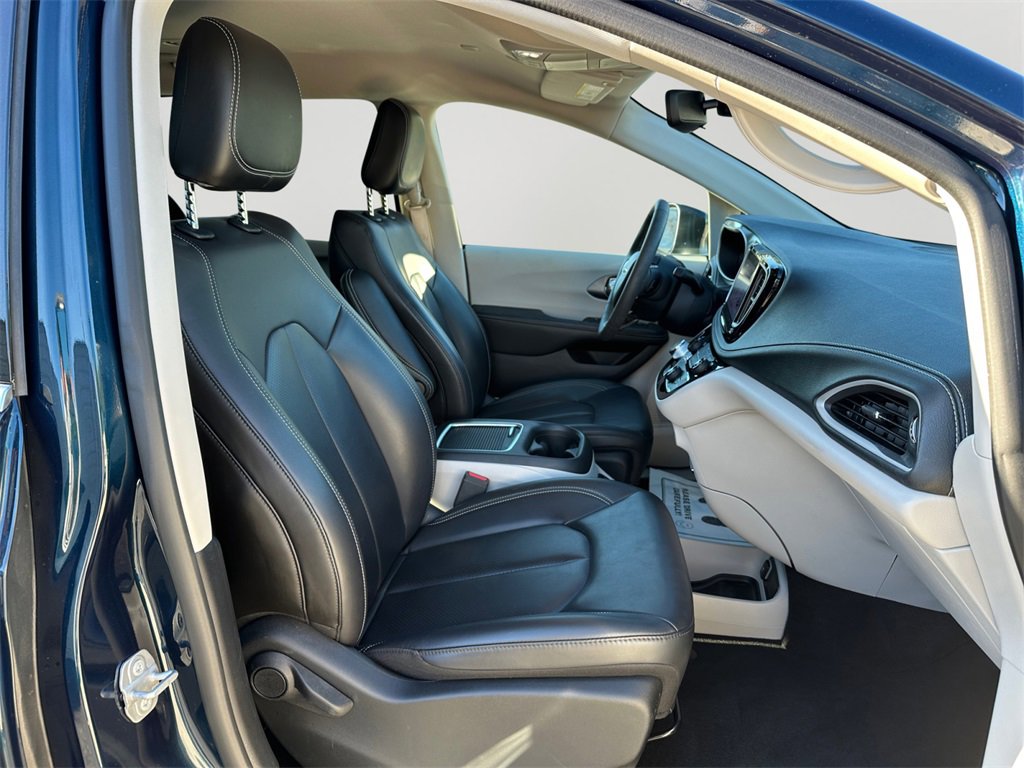 Used 2023 Chrysler Pacifica Touring-L image 12