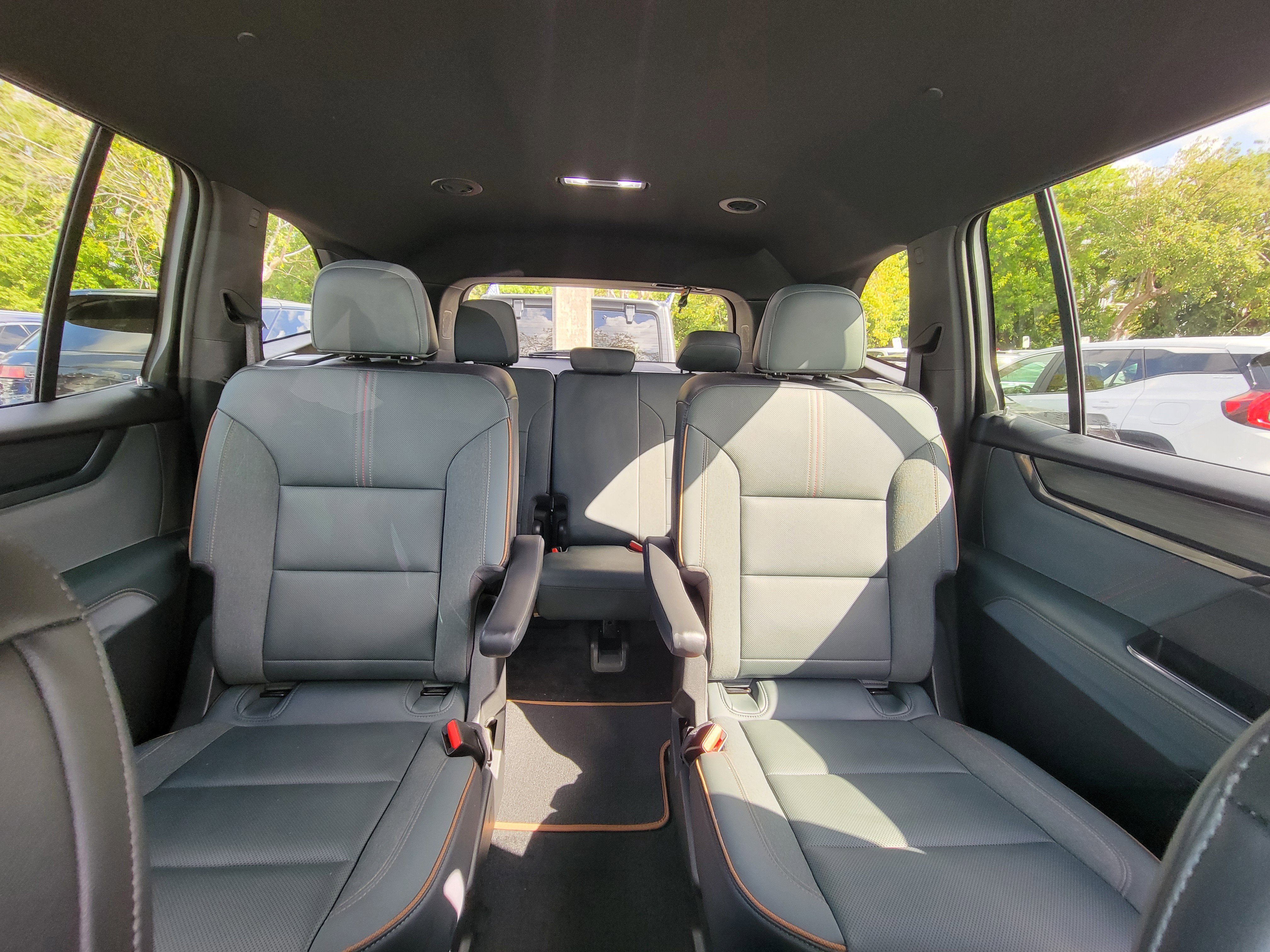 Used 2024 GMC Acadia AT4 w/ Luxury Package image 15