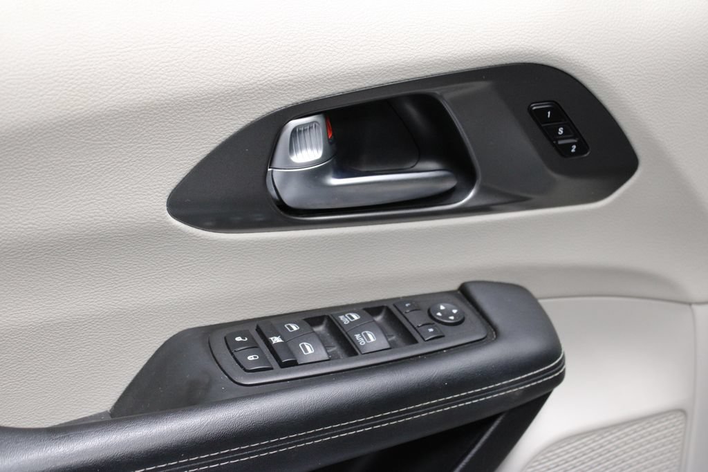 Used 2023 Chrysler Pacifica Touring-L FWD image 22