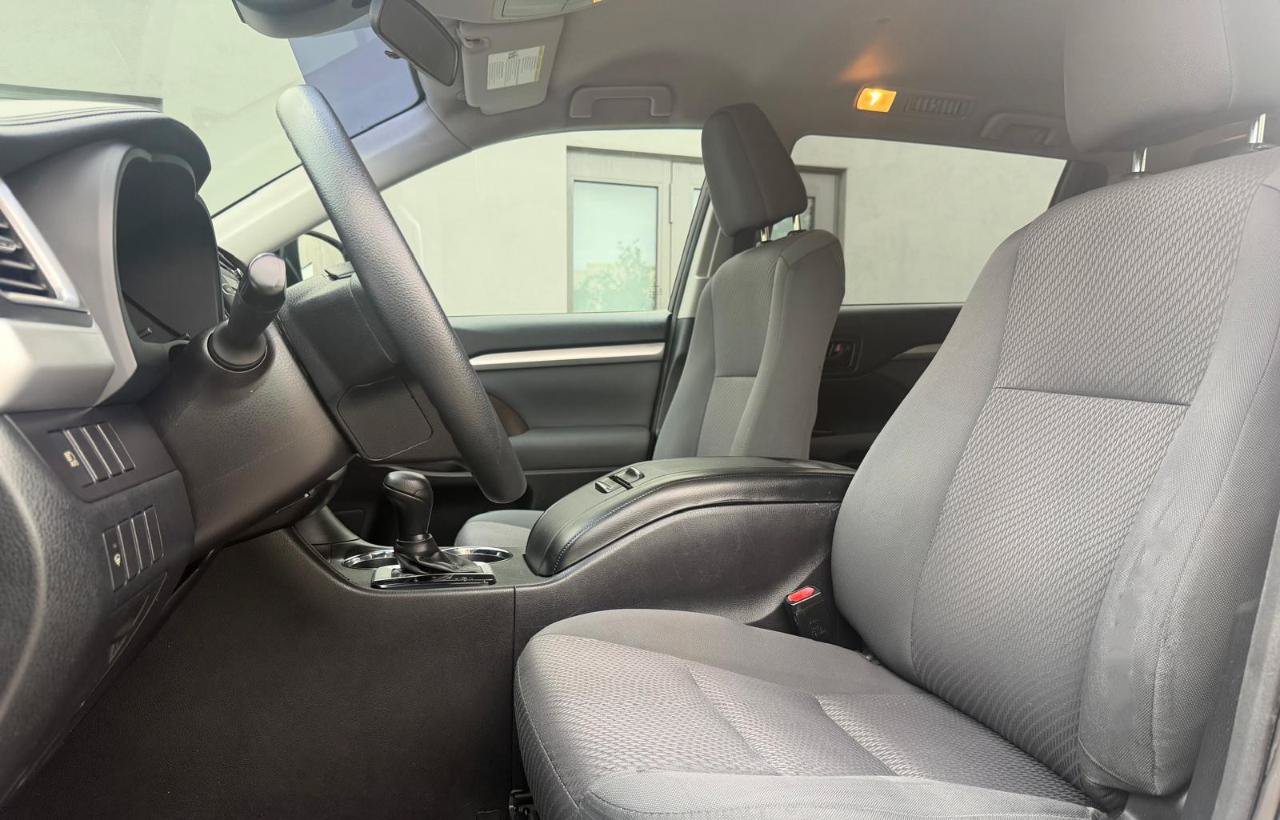 Used 2018 Toyota Highlander LE FWD image 14