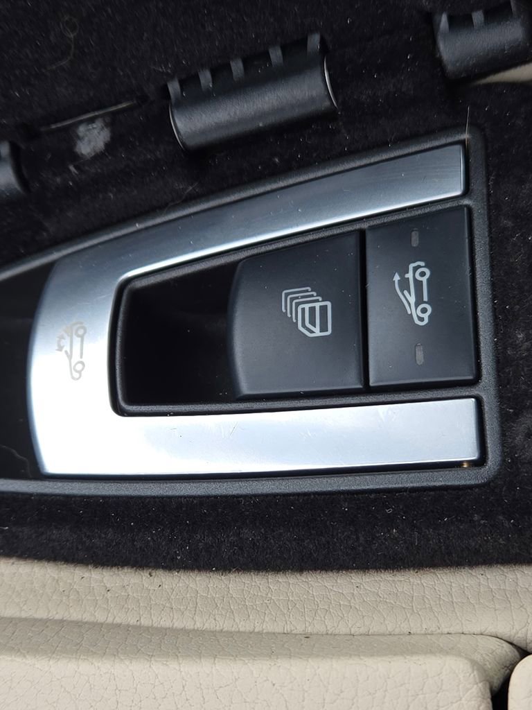 Used 2017 Mercedes-Benz E 400 E 400 w/ Premium 2 Package image 19