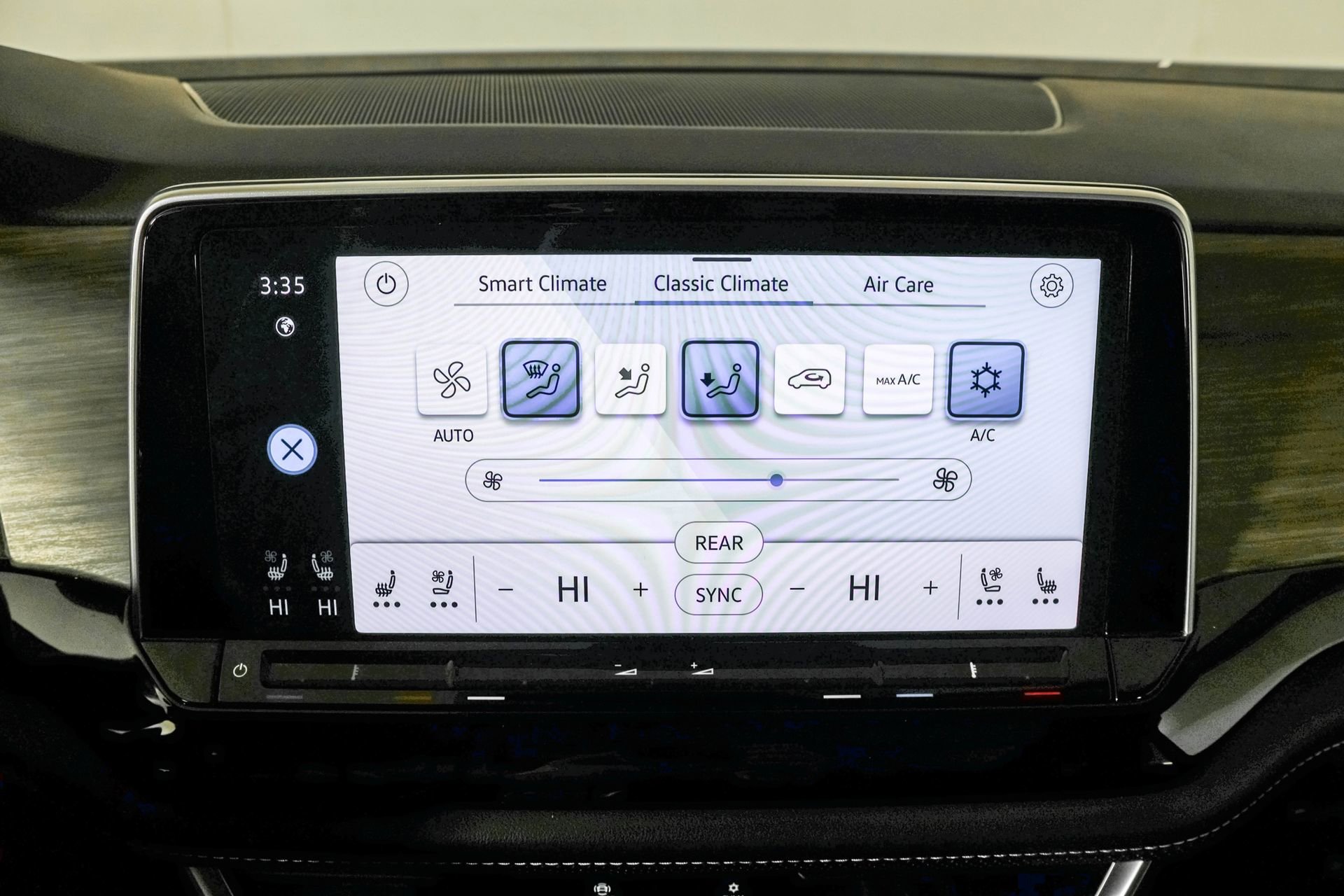 Used 2024 Volkswagen Atlas SEL Premium R-Line image 34