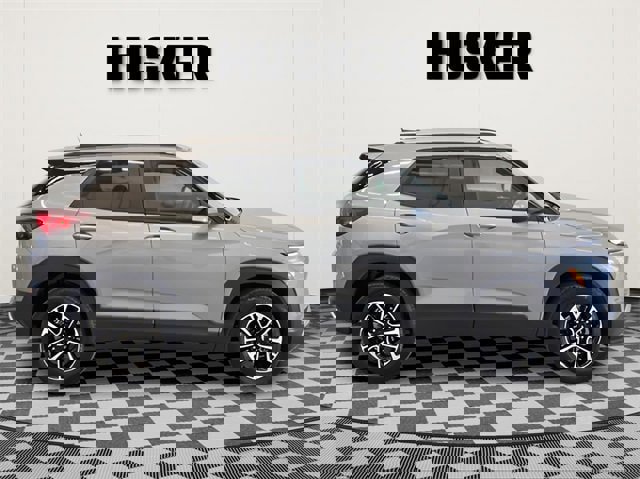 Used 2025 Chevrolet TrailBlazer LT image 2