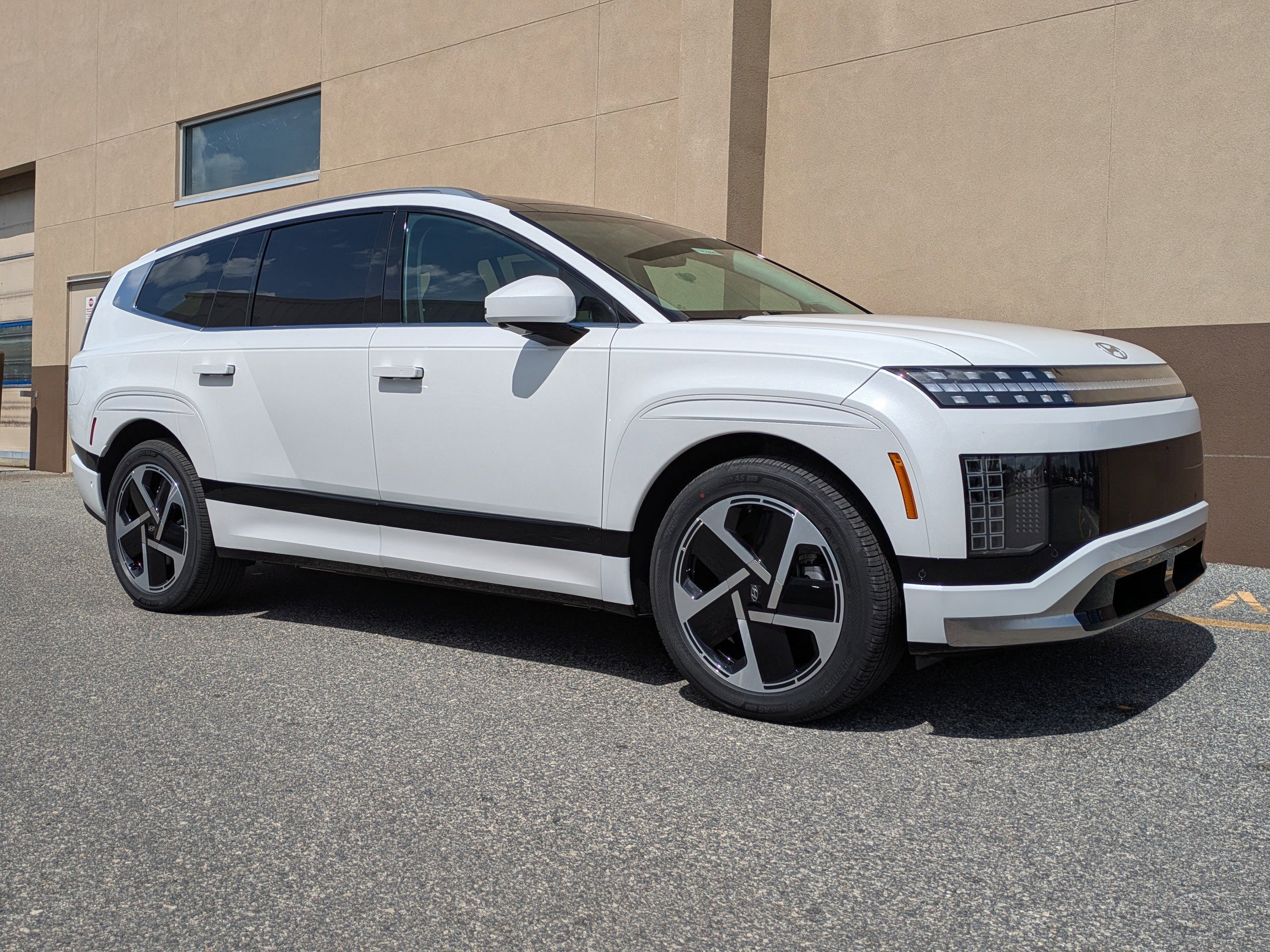 New 2026 Hyundai Ioniq 9 Calligraphy image 2