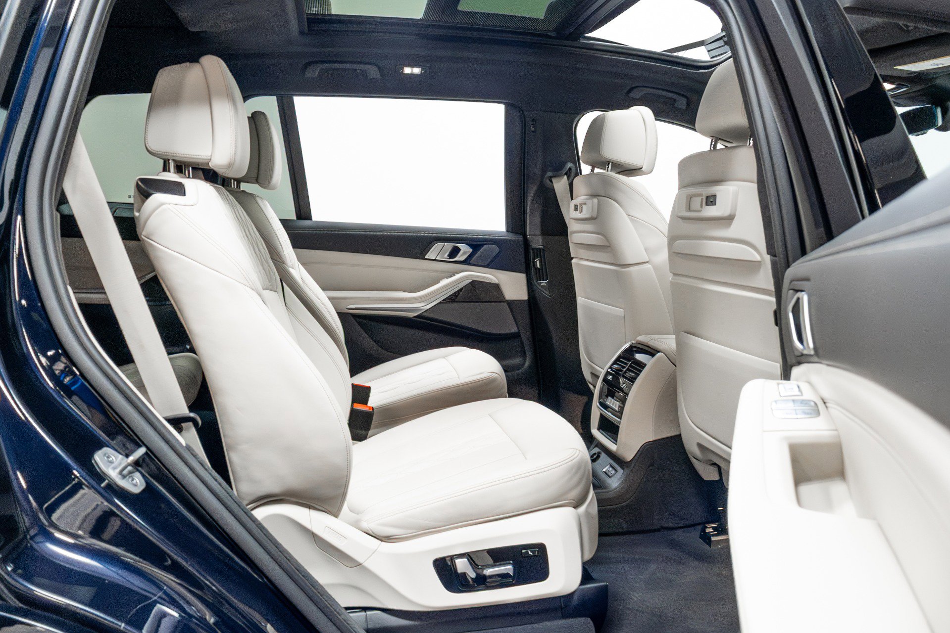 Used 2021 BMW X7 M50i image 27