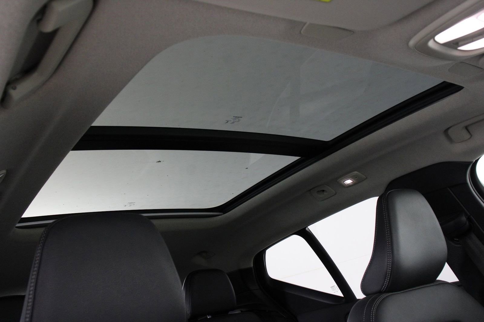 Certified 2025 Volvo XC40 B5 Plus image 23