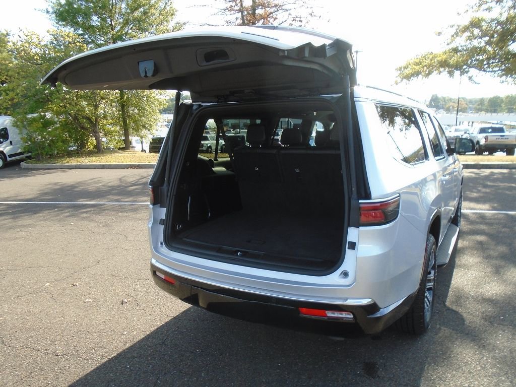 Used 2024 Jeep Wagoneer L Series II w/ Flexible Seating Group image 20