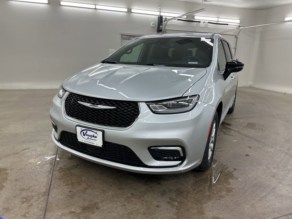 New 2026 Chrysler Pacifica Select image 4