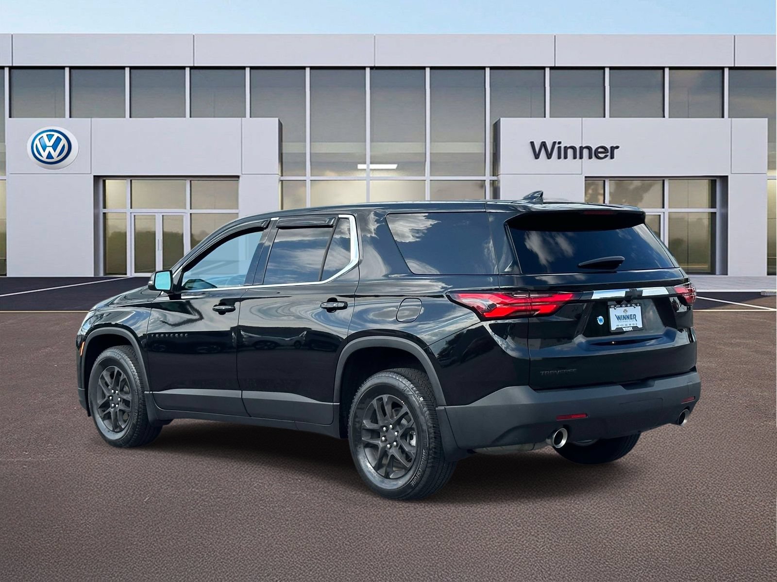 Used 2023 Chevrolet Traverse LS w/ Safety Package FWD image 3