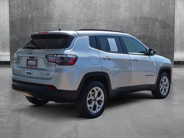 Used 2025 Jeep Compass Latitude AWD/4WD image 6