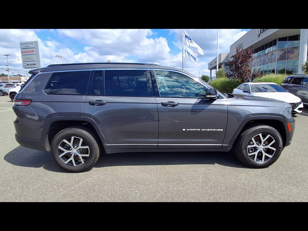 Used 2025 Jeep Grand Cherokee L Limited AWD/4WD image 9