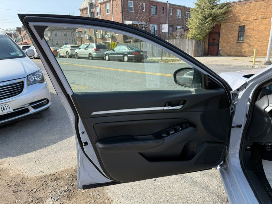 Used 2025 Nissan Altima 2.5 SR image 19
