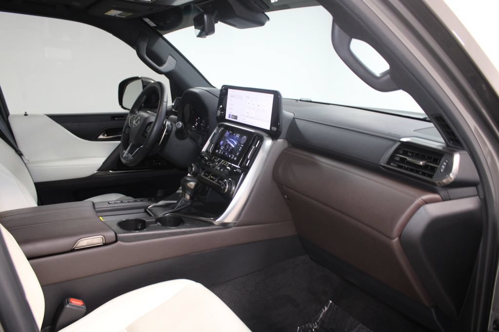 Used 2024 Lexus LX 600 4WD w/ Luxury Package image 31