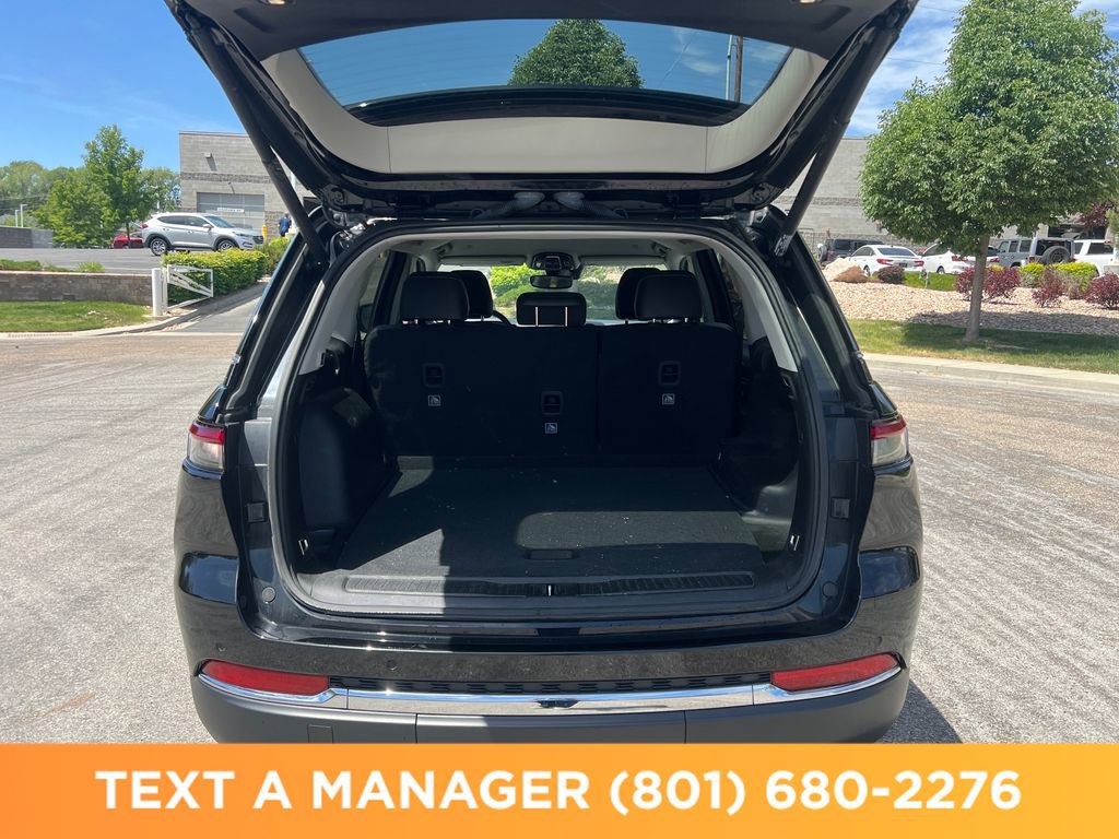 Used 2023 Jeep Grand Cherokee Limited w/ Trailer Tow Prep Group (B) AWD/4WD image 12