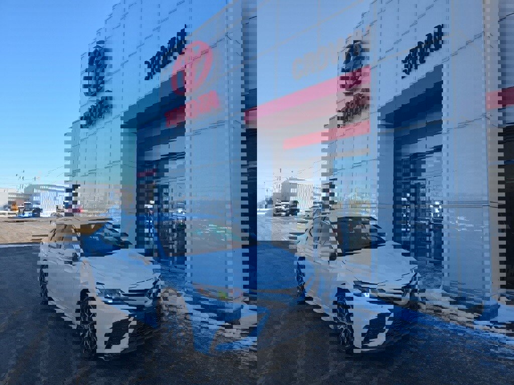 Used 2024 Toyota Camry SE image 1