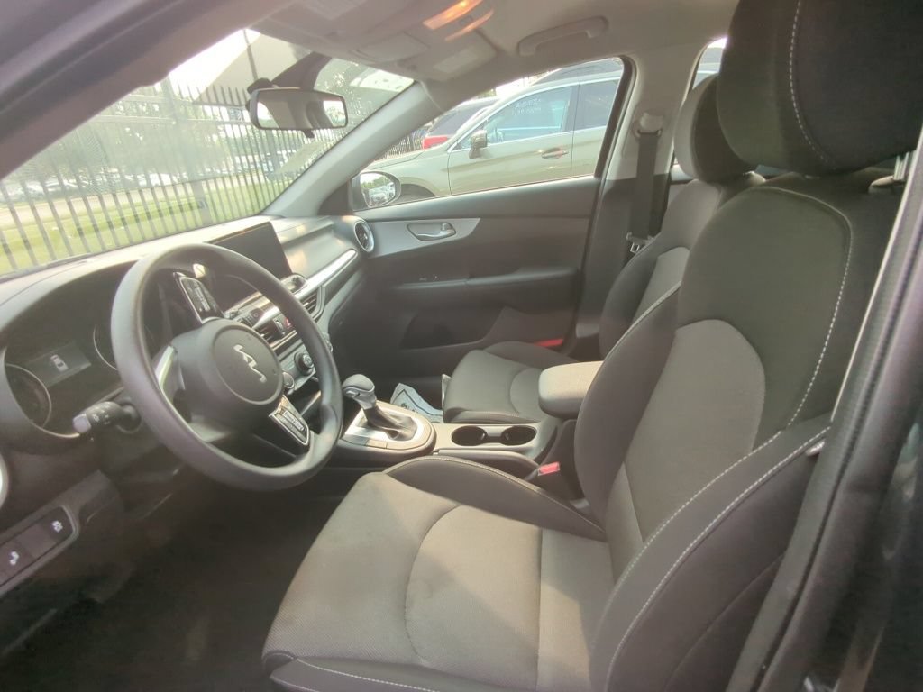 Used 2024 Kia Forte LXS w/ LXS Technology Package FWD image 6