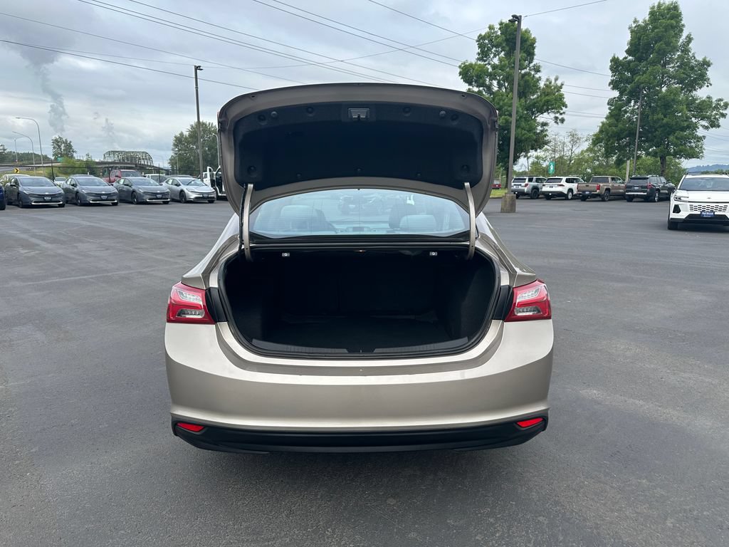 Used 2022 Chevrolet Malibu LT FWD image 11
